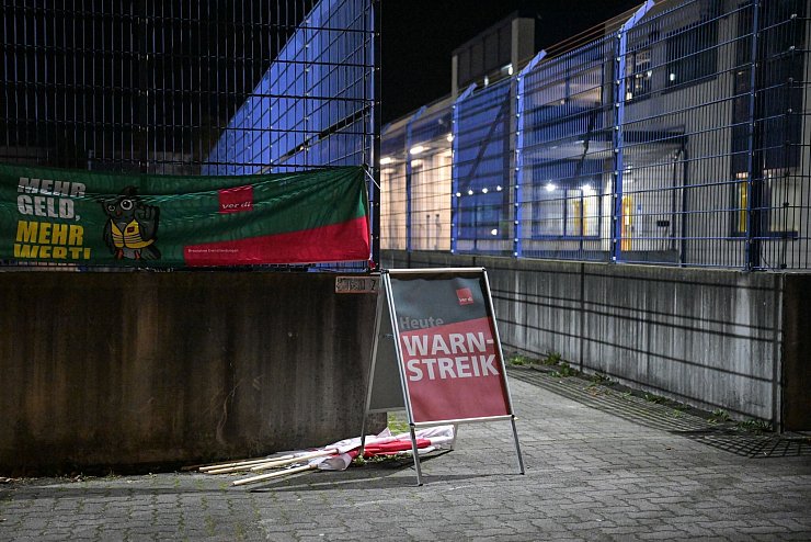 Die Gewerkschaft rechnet damit, dass am Wochenende das Geld an den Automaten knapp werden dürfte. - © Hannes P. Albert/dpa