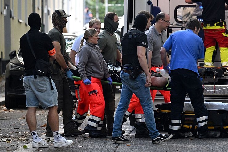 Der mutmaßliche Täter wird in einem Park angeschossen. Bei der Festnahme soll er ein Messer gezogen haben. (Archivbild) - © Federico Gambarini/dpa