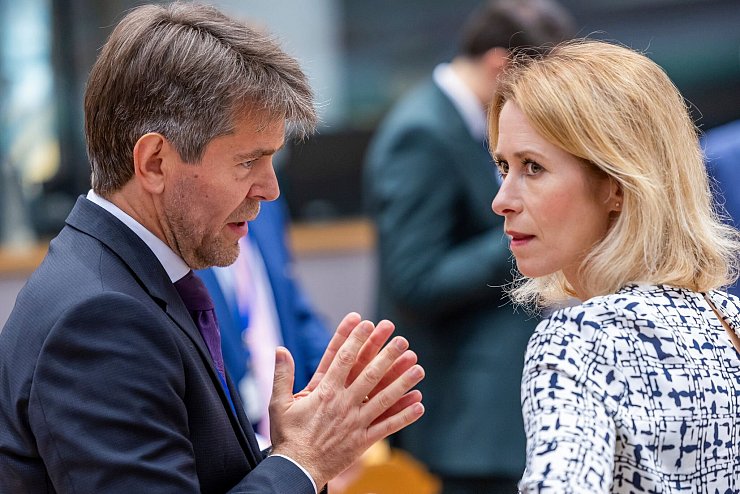 Zwischen der Slowakei und der EU gab es zuletzt hitzige Debatten: Hier spricht der slowakische Europastaatssekretär Marek Estok mit der EU-Außenbeauftragten Kaja Kallas. - © Geert Vanden Wijngaert/AP/dpa
