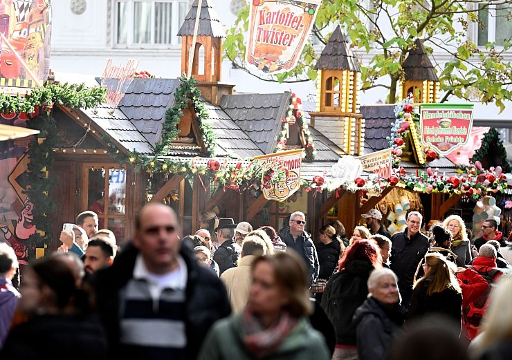 Andrang und ein Vorgeschmack auf die Weihnachtszeit beim Weihnachtsmarkt in Essen-Steele. - © Roberto Pfeil/dpa