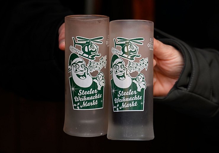 Den ersten Glühwein des Jahres können Besucher beim Essen-Steeler Weihnachtsmarkt genießen. - © Roberto Pfeil/dpa