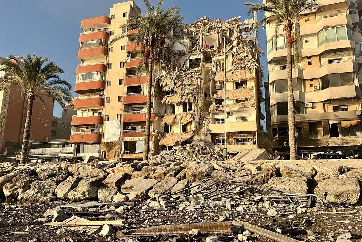 Nach einem israelischen Luftangriff sind in der libanesischen Küstenstadt Tyros Gebäude stark beschädigt. - © Ali Hashisho/XinHua/dpa