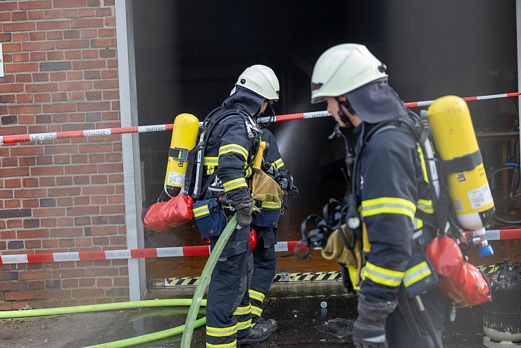 Wie es zu der Explosion in der Lagerhalle kam, war zunächst noch unklar. - © Thomas Banneyer/dpa