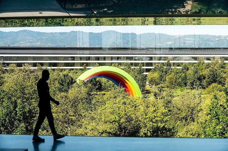 Der Campus des Apple-Hauptquartiers in Cupertino: Bei der hauseigenen WWDC-Konferenz gibt der iPhone-Konzern traditionell einen Ausblick auf neue Software und Funktionen. - © Noah Berger/AP/dpa