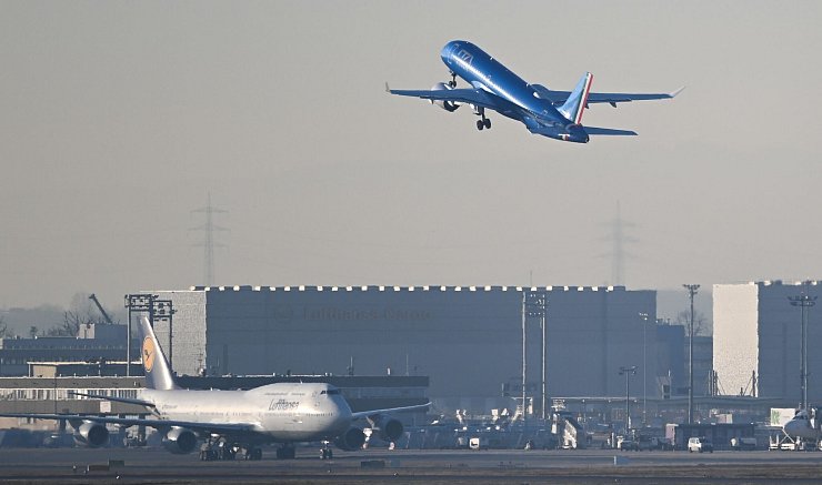 Am Frankfurter Flughafen wächst die Zahl der Flugbewegungen. - © Arne Dedert/dpa