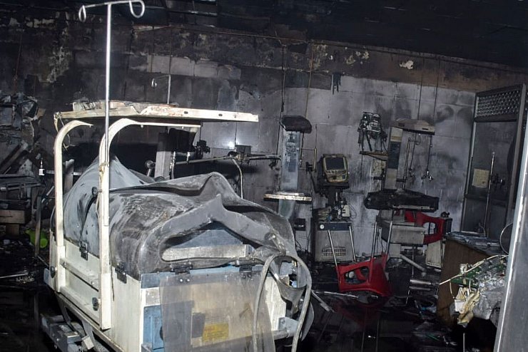 Ersten Erkenntnissen zufolge soll ein Kurzschluss den Brand verursacht haben. - © Uncredited/AP/dpa