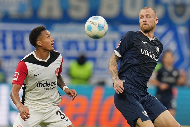 Eintracht Frankfurt um Abwehrspieler Tuta (l) ließ den VfL Bochum Stürmer Philipp Hofmann (r) nicht den Hauch einer Chance. - © Thomas Frey/dpa