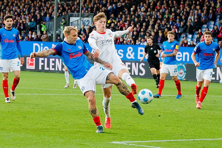 Kiels Tymoteusz Puchacz (l) und Heidenheims Paul Wanner kämpfen um den Ball. - © Frank Molter/dpa