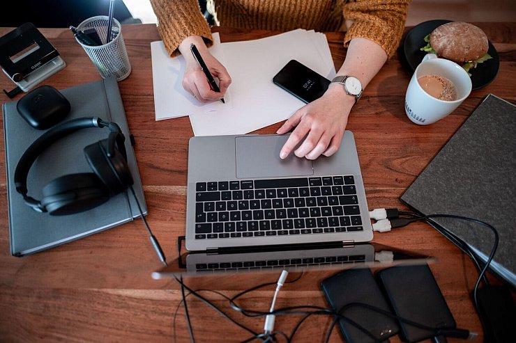 Besonders verbreitet ist das Homeoffice in Dienstleistungsjobs. (Symbolbild) - © Fabian Strauch/dpa/dpa-tmn