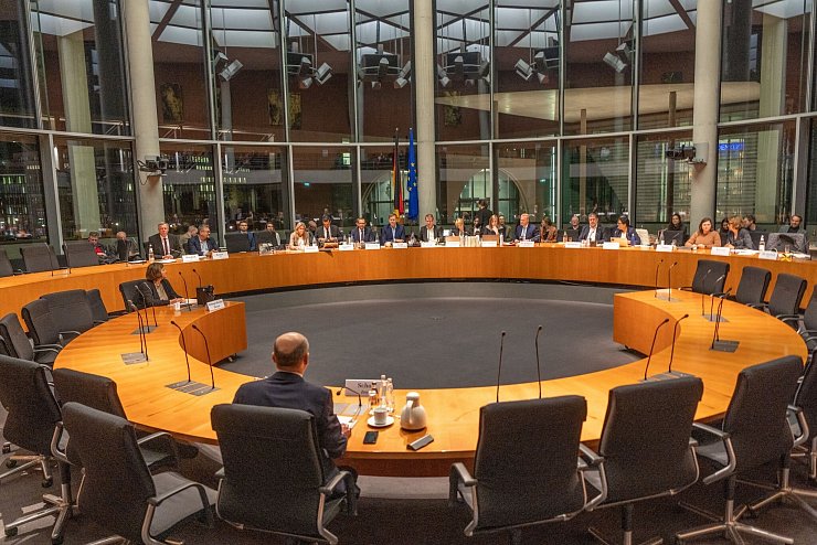 Kanzler Olaf Scholz (SPD) berichtet im Untersuchungsausschuss zur Evakuierung aus Afghanistan 2021, er und Altkanzlerin Angela Merkel (CDU), in deren Kabinett er damals Finanzminister war, hätten zur Lage in dem Land und der US-Politik dort eine ähnliche Einschätzung gehabt. - © Michael Kappeler/dpa