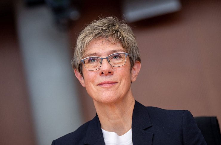 Annegret Kramp-Karrenbauer (CDU) hat sich im Dezember 2021 aus der aktiven Politik zurückgezogen. - © Michael Kappeler/dpa
