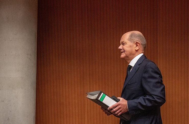 Bundeskanzler Olaf Scholz (SPD) bringt einen Aktenordner mit Unterlagen mit zu seiner Vernehmung als Zeuge im Afghanistan-Untersuchungsausschuss des Bundestages. - © Michael Kappeler/dpa