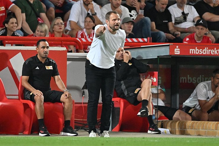 Für Bo Svensson war die Partie gegen St. Pauli das erste Heimspiel als Union-Trainer. - © Christophe Gateau/dpa