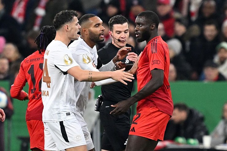 Spielen Jonathan Tah (2.v.l.) und Dayot Upamecano (r.) in der neuen Saison zusammen beim FC Bayern? - © Sven Hoppe/dpa