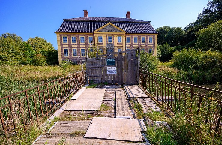 Das kulturgeschichtlich bedeutende Schloss Johannstorf im nordwestmecklenburgischen Dassow ist abgebrannt. (Archivbild) - © Jens Büttner/dpa-Zentralbild/dpa