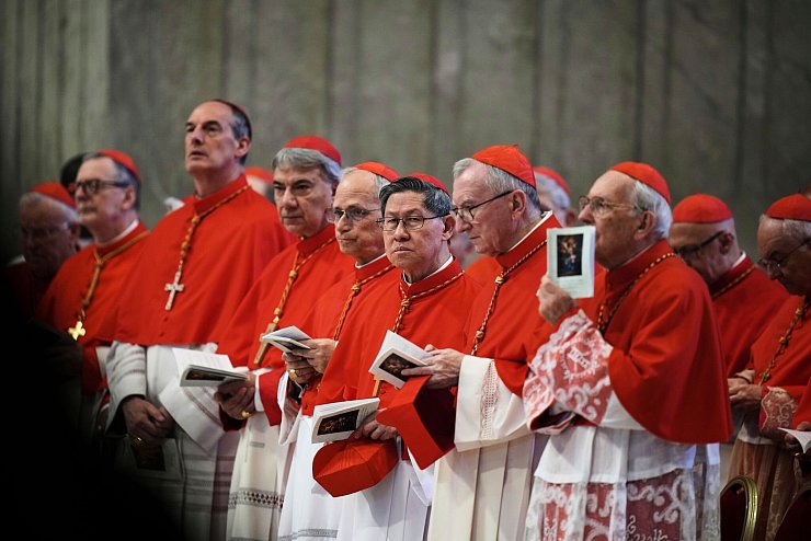 Nach und nach kommen die Kardinäle der Weltkirche nach Rom. (Archivbild) - © Alessandra Tarantino/AP/dpa