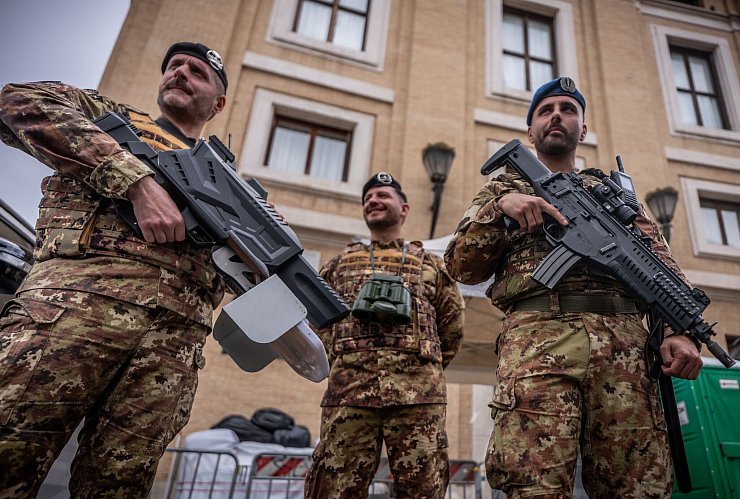 Soldaten schützen mit Gerät zur Drohnenabwehr die Pilger im Vatikan. - © Michael Kappeler/dpa