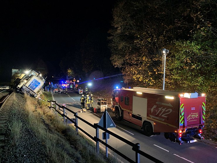 Eine Güterzuglok drohte im Hochsauerlandkreis auf eine Bundesstraße zu stürzen. - © M. Bange/Feuerwehr Brilon/dpa