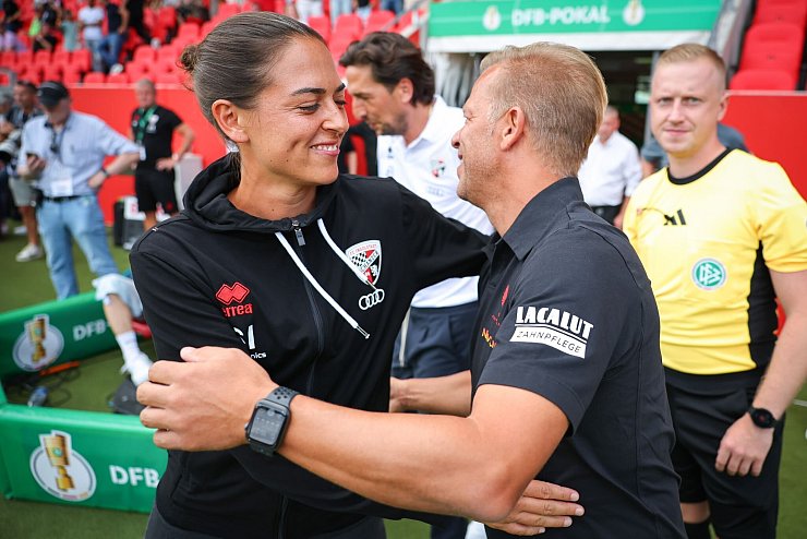 Herzliche Begr&uuml;&szlig;ung vor dem Spiel: Sabrina Wittmann und Markus Anfang. - &copy; Daniel Karmann/dpa