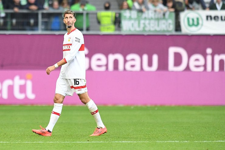 Atakan Karazor geht mit dem VfB gegen seinen Platzverweis vor. - © Swen Pförtner/dpa