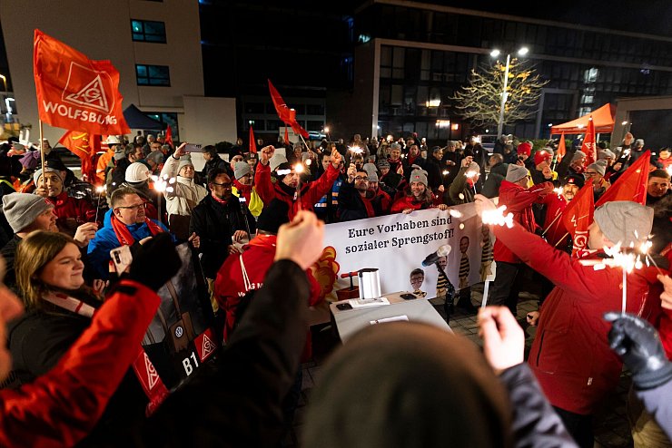 Die IG Metall hat bereits angekündigt, ab Anfang Dezember zu Warnstreiks aufzurufen, bisher aber keine konkreten Termine genannt. - © Michael Matthey/dpa