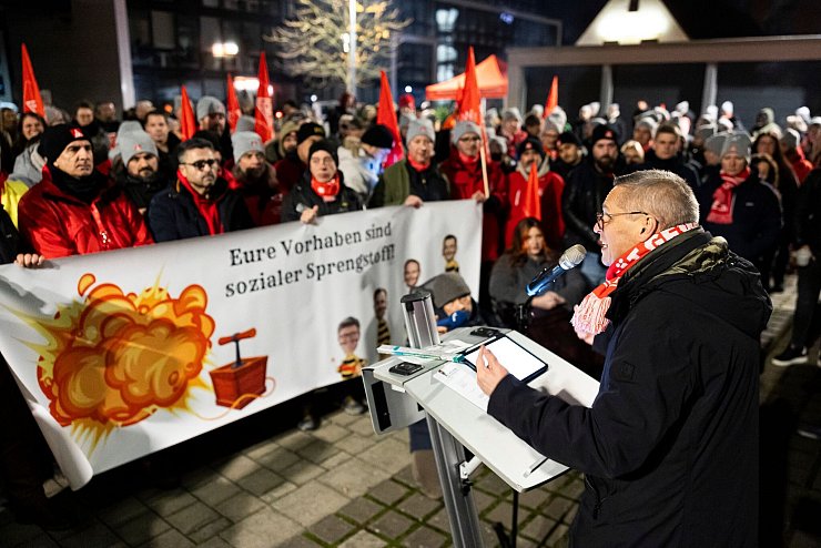 IG-Metall-Verhandlungsführer Thorsten Gröger sprach von «Warnstreiks, die das Unternehmen nicht übersehen kann». - © Michael Matthey/dpa