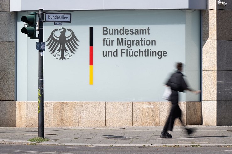Das Bundesamt für Migration und Flüchtlinge wurde gestärkt - Asylverfahren dauern aber länger. - © Sebastian Gollnow/dpa