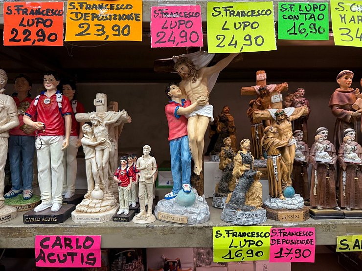 In Souvenirshops werden Tonfiguren von Franz von Assisi und Carlo Acutis verkauft. (Archivbild) - © Christoph Sator/dpa