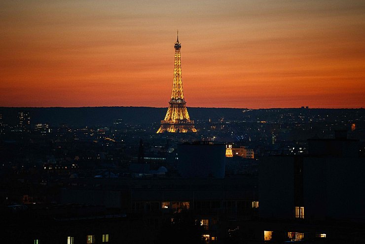 Darf natürlich nicht fehlen: Die Hauptstadt der Liebe, Paris. - © Dimitar Dilkoff/AFP/dpa