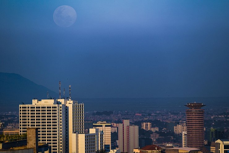 Der Vollmond steigt über den Hochhäusern von Nairobi auf. Kenias Hauptstadt erhebe «nun endlich ihren Anspruch auf den Status als globales Kulturzentrum», heißt es im aktuellen «Lonely Planet». - © Li Yan/XinHua/dpa