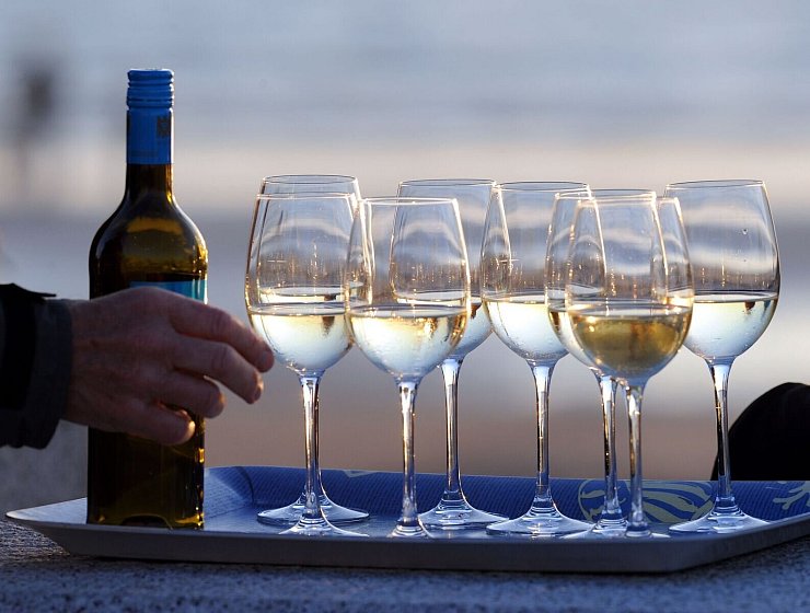 In Deutschland ist vor allem fruchtiger Weißwein beliebt. (Archivbild) - © picture alliance / Ingo Wagner/dpa