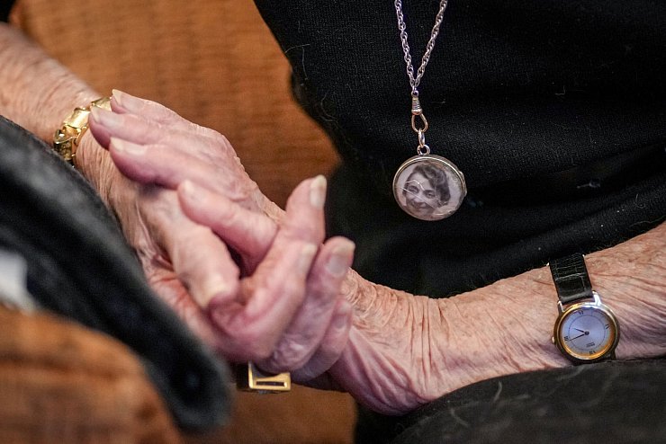 Margot Friedländer trägt ein Amulett mit dem Bild ihrer Mutter, die wie ihr Bruder im NS-Vernichtungslager Auschwitz ermordet wurden. - © Kay Nietfeld/dpa