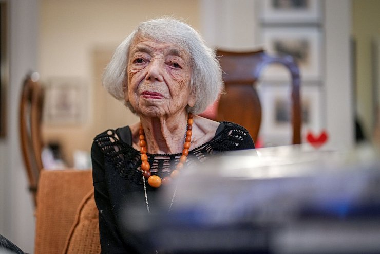 Margot Friedländer wanderte nach der Befreiung in die USA aus, kam aber mit 88 Jahren in ihre Heimat Berlin zurück. - © Kay Nietfeld/dpa