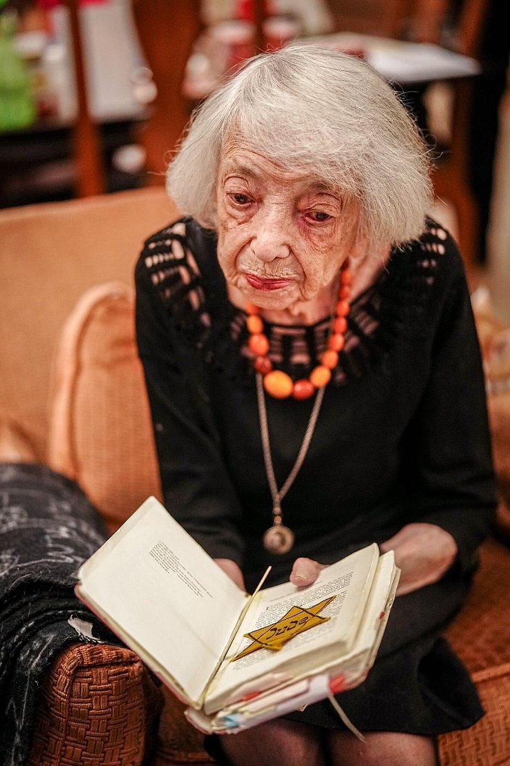 Ihren "Judenstern" hat Margot Friedländer aufgehoben, über ihr Schicksal hat sie ein Buch geschrieben. - © Kay Nietfeld/dpa