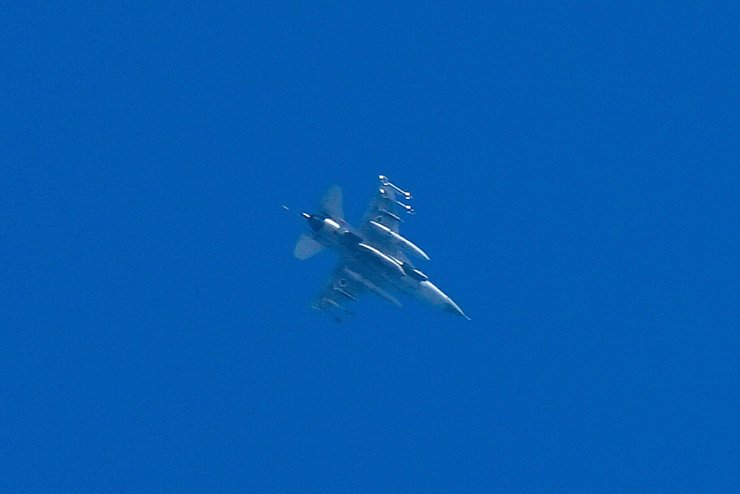 Die israelische Luftwaffe hat trotz der Waffenruhe mit der Hisbollah wieder Ziele im Libanon angegriffen. Damit sei auf Verletzungen der Waffenruhe durch Terroristen reagiert worden, teilte die israelische Armee mit. (Archivbild) - © Baz Ratner/AP/dpa
