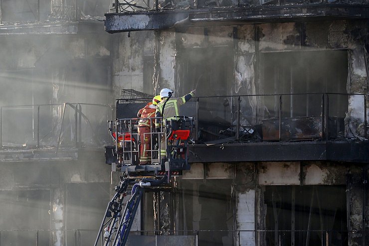 Feuerwehrleute bei den Löscharbeiten. - © Alberto Saiz/AP/dpa