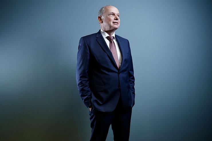 Tui-Chef Ebel führt den Konzern seit Oktober 2022. Zuvor war er Finanzvorstand und verantwortete lange die Bereiche Hotels, Kreuzfahrten und Destinationen. (Archivbild) - © Carsten Koall/dpa