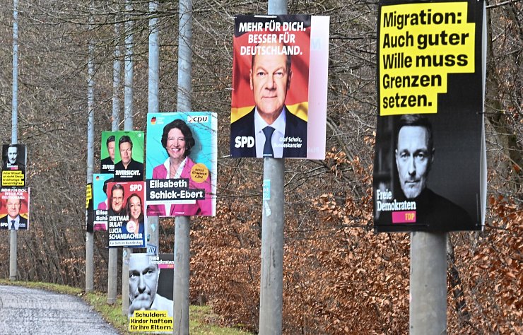 Das Thema Migration spielt teilweise auch in den Wahlkampagnen eine Rolle. - © Bernd Weißbrod/dpa
