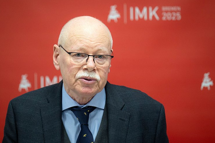 Ulrich Mäurer (SPD), Innensenator von Bremen, berichtet über die Ergebnisse einer Sonder-Videokonferenz der Innenminister von Bund und Ländern zu der Gewalttat in Aschaffenburg. - © Sina Schuldt/dpa