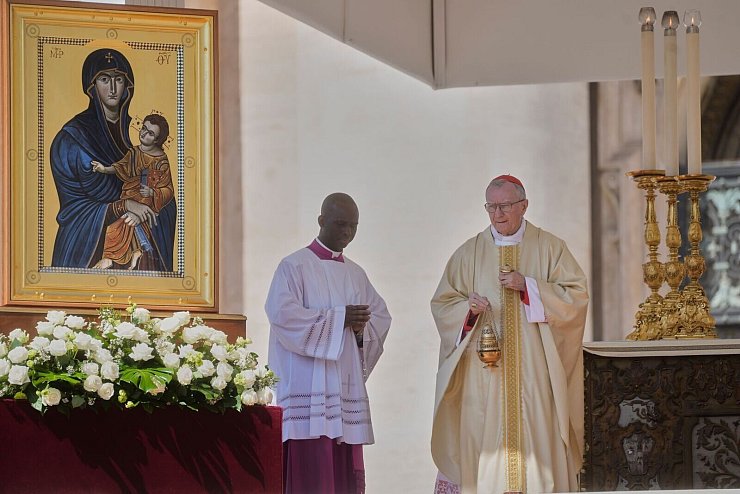 Kardinal Pietro Parolin (rechts) zelebriert die erste Sonntagsmesse auf dem Petersplatz nach dem Tod von Papst Franziskus. - © Gregorio Borgia/AP/dpa
