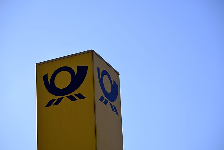 Das Posthorn-Logo ist am Kölner Briefzentrum zu sehen. - © Federico Gambarini/dpa