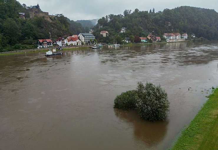 Die Pegelstände an der Elbe in Sachsen steigen. - © Jan Woitas/dpa