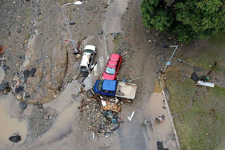Mit dem Hochwasser verschütten in Tschechien auch Schlammberge Straßen. - © Petr David Josek/AP