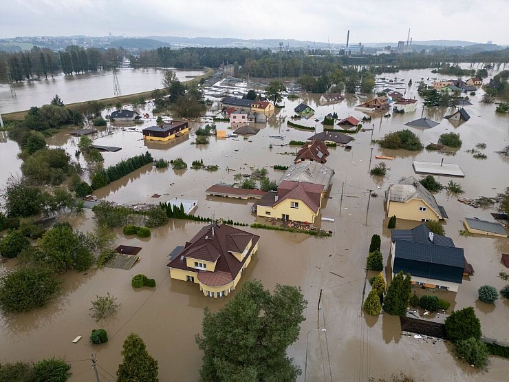 In Tschechien sind Ortschaften sind teils zu 80 Prozent überflutet. - © Darko Bandic/AP/dpa
