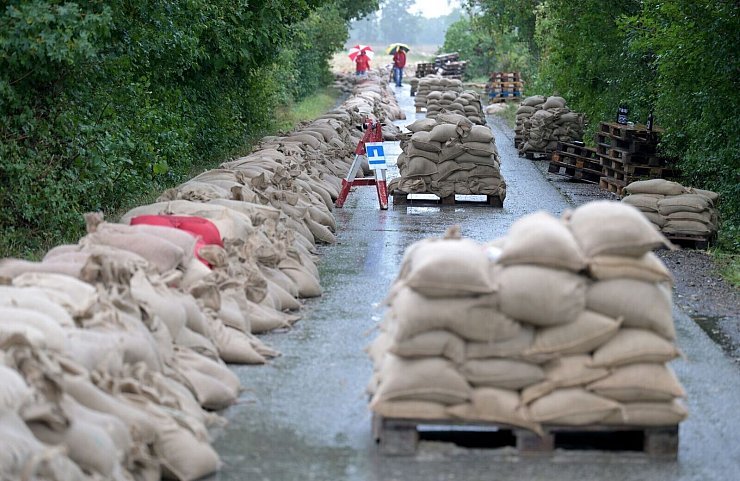 Mit Sandsäcken gegen die Fluten: Die Österreicher bauen Dämme auf. - © Roland Schlager/APA/dpa