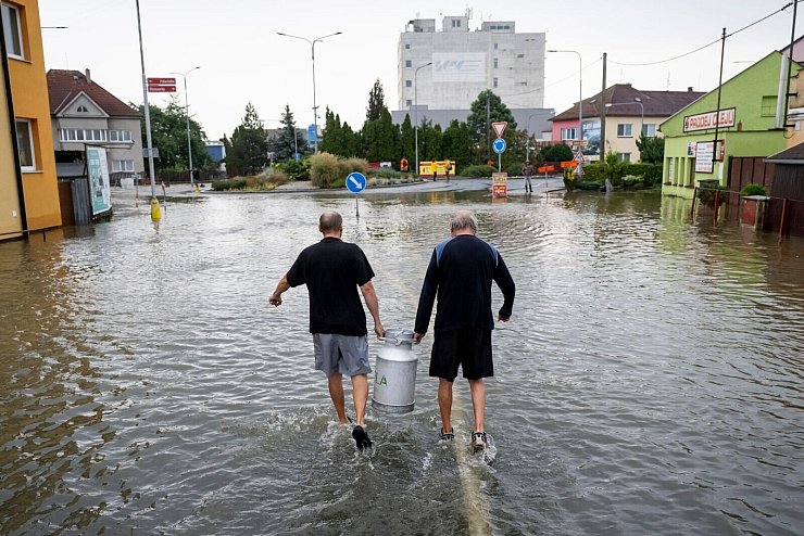 Tschechien erlebt Regenmengen in wenigen Tagen wie sonst nur in Monaten. - © Deml Ondøej/CTK/dpa