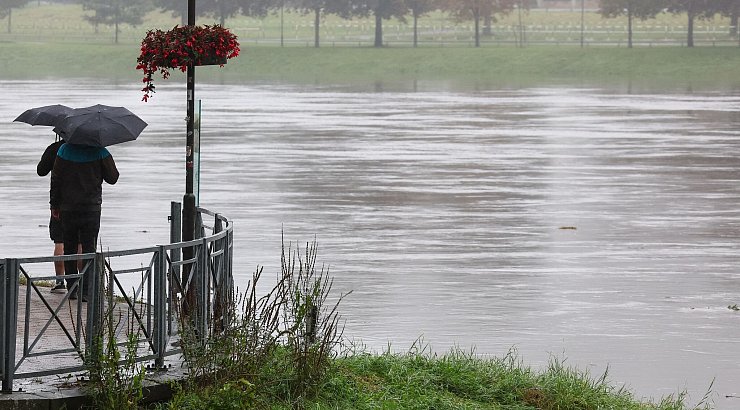 Die Elbe führt in Sachsen bereits Hochwasser. - © Jan Woitas/dpa