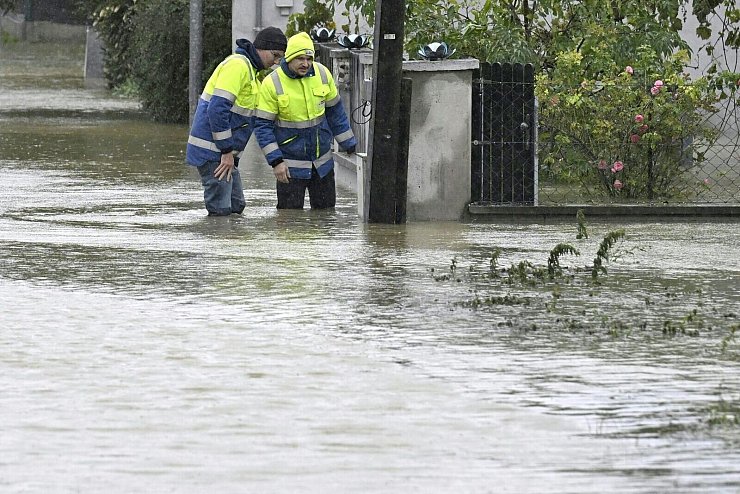 In manchen Straßen in Niederösterreich steht das Wasser kniehoch. - © Helmut Fohringer/APA/dpa