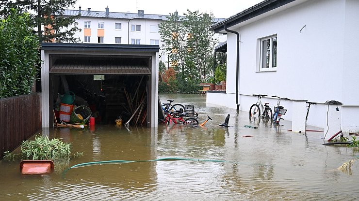 Keller, Erdgeschosse und Garagen sind in Niederösterreich überschwemmt. - © Helmut Fohringer/APA/dpa