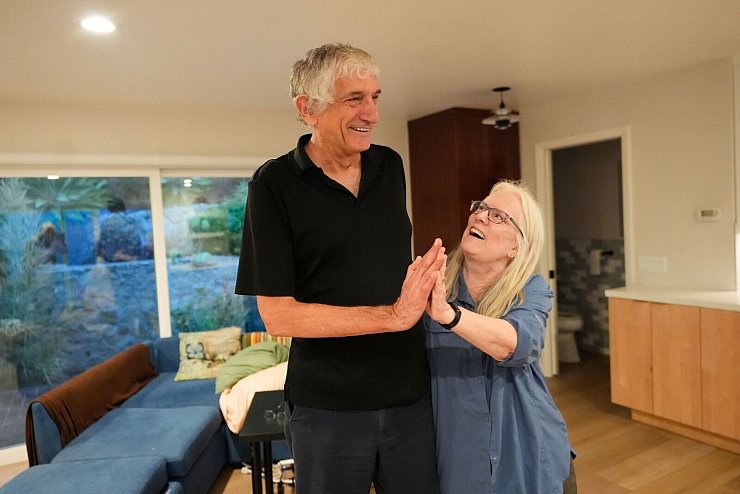 John Martinis steht mit seiner Frau Jean in ihrem Wohnzimmer, nachdem er von seinem Nobelpreis für Physik erfahren hat. - © Mark J. Terrill/AP/dpa